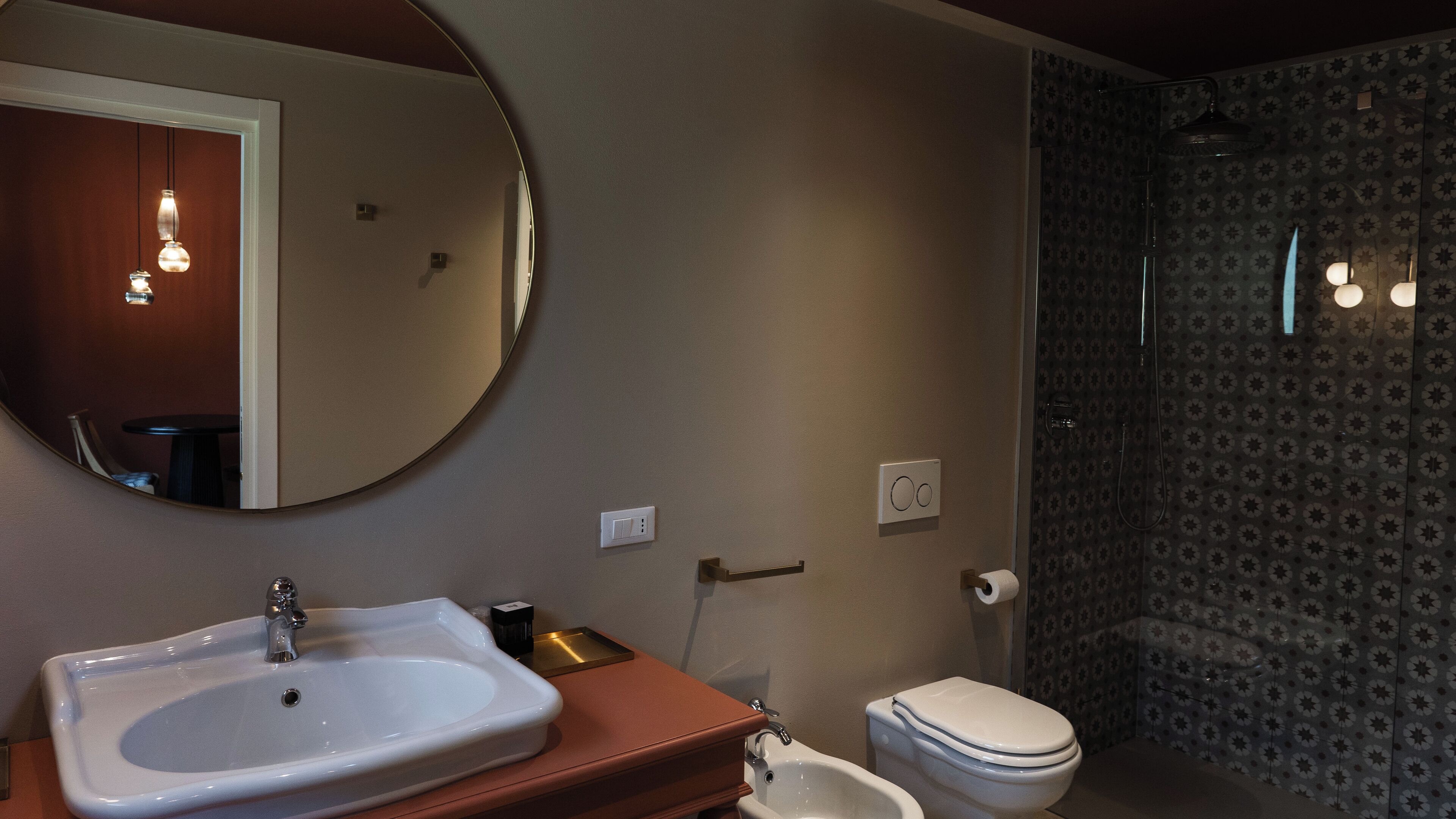 Een badkamer met een wastafel, toilet en douche.