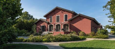 Vista frontal de la propiedad