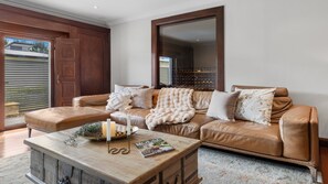 Een smart-tv en een open haard