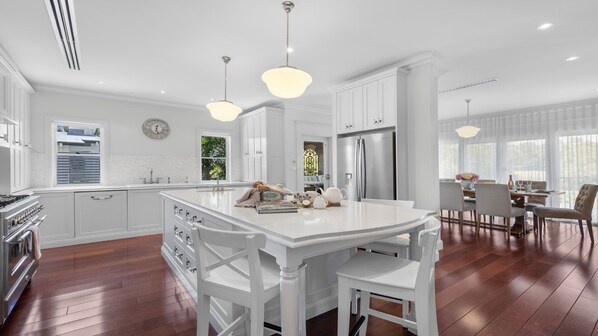 Een koelkast, een magnetron, een oven, een kookplaat