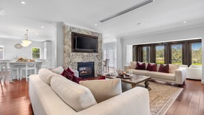 Smart TV, fireplace