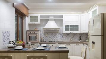 Frigorifero, forno, piano cottura, lavastoviglie