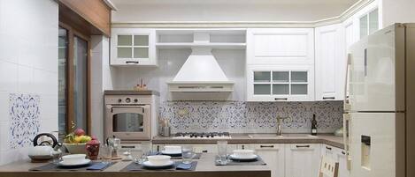 Fridge, oven, stovetop, dishwasher