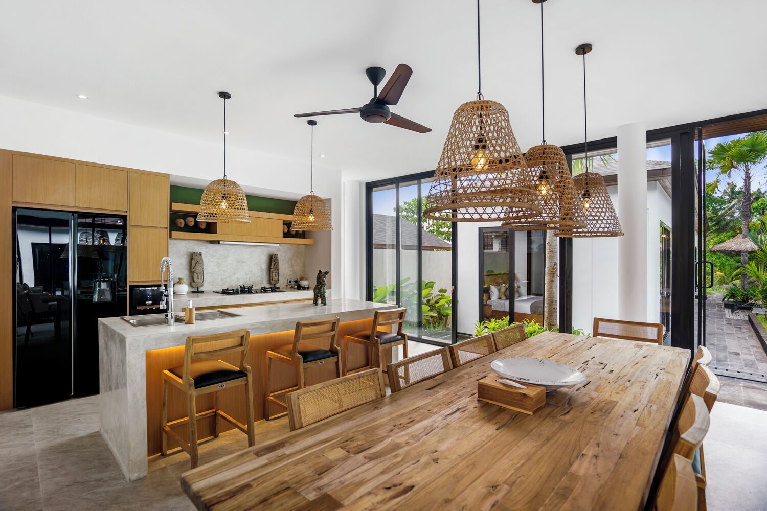 Villa Confort, vistas a la piscina | Cocina privada | Mesa de comedor