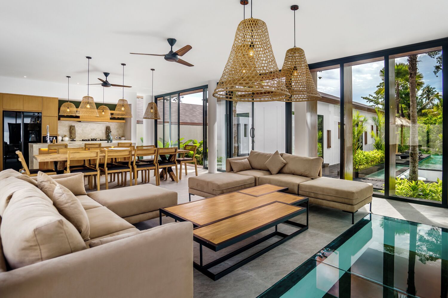 Villa Confort, vistas a la piscina | Zona de estar | Smart TV de 32 pulgadas con canales digitales