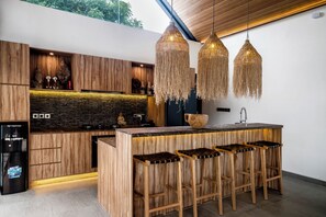 Vila conforto, 6 quartos, vista para a piscina | Cozinha privada | Cafeteira/chaleira, talheres/pratos/utensílios de cozinha