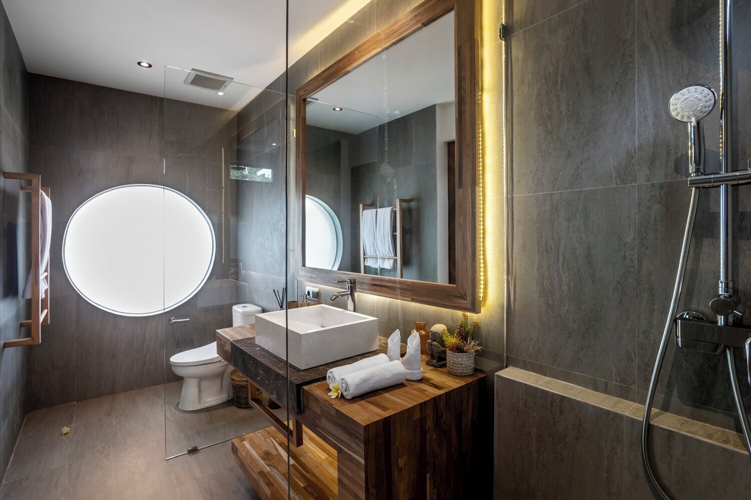 Vila Comfort, 6 kamar tidur, pemandangan kolam renang | Kamar mandi | Shower, pengering rambut, handuk, dan sabun