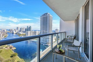 Property grounds - Coastal Apartment | Balcony | Pool & Resort Perks (Hallandale Beach)