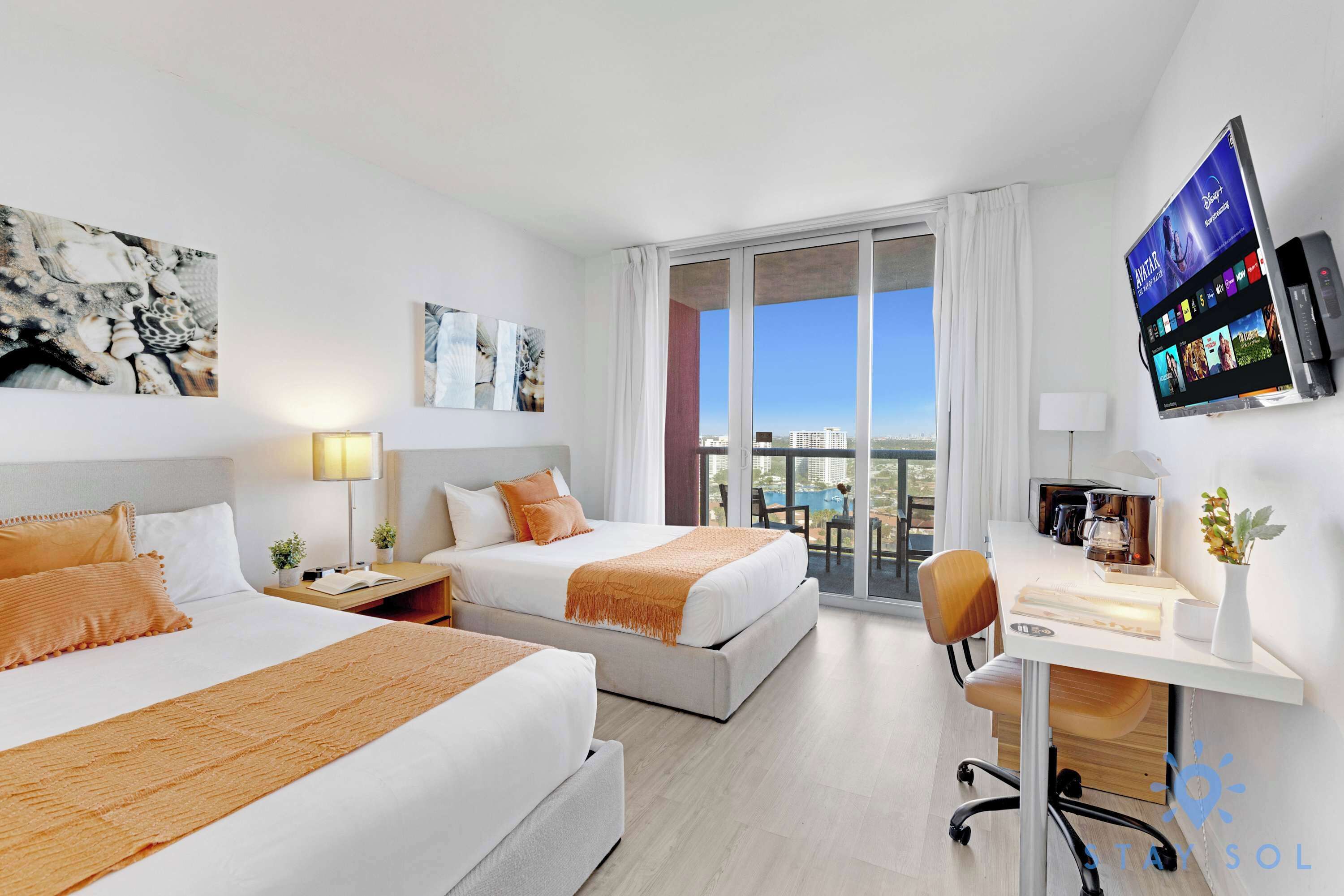 Skrivbord, strykjärn/strykbräda, resesäng och wi-fi