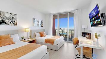 Escritorio, tabla de planchar con plancha, cuna de viaje y wifi