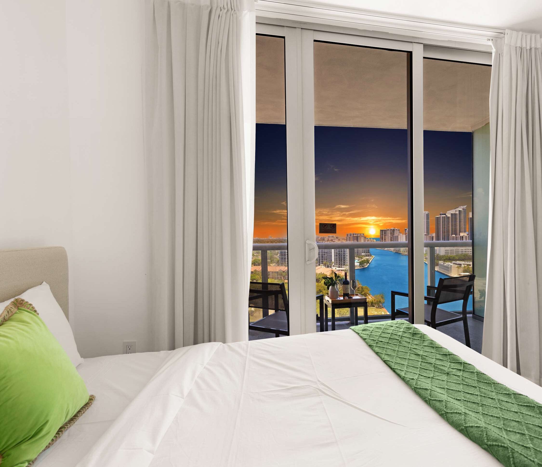 Skrivebord, strykejern/-brett, reiseseng for barn og wi-fi