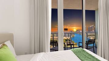 Skrivebord, strykejern/-brett, reiseseng for barn og wi-fi