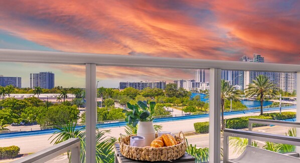 Outdoor dining - Modern Resort - Pool & Amenities (Hallandale Beach)