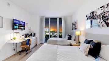 Schreibtisch, Bügeleisen/Bügelbrett, Reisekinderbett, WLAN