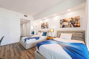 2 Schlafzimmer, Schreibtisch, Bügeleisen/Bügelbrett, Reisekinderbett