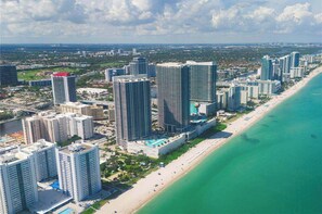 Beach nearby - 2 BR Apartment with Balcony,Pool & View (Hallandale Beach)