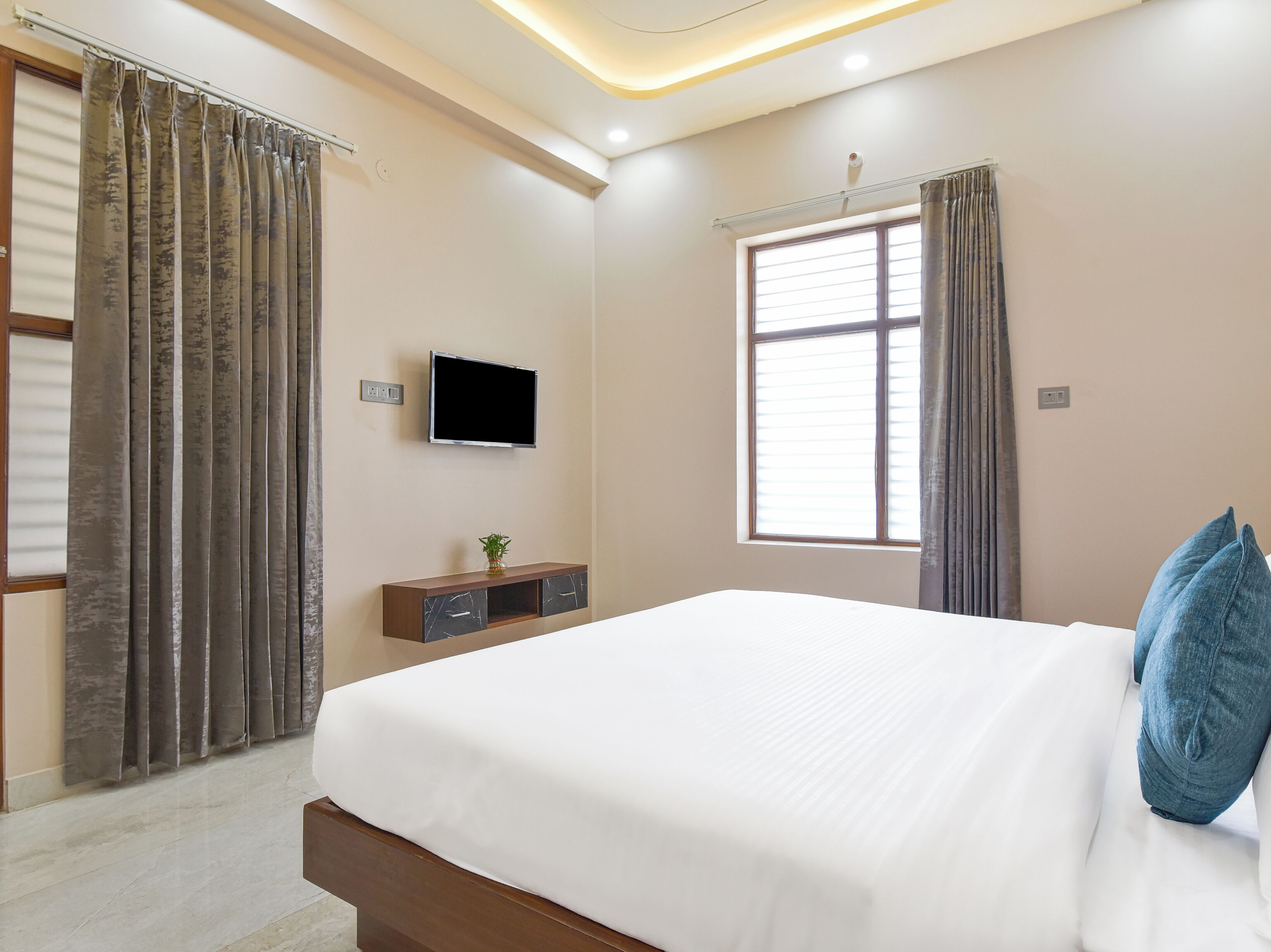 Junior Room | Desk, free WiFi