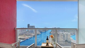 A balcony with a clear view of a marina and cityscape. - Studio with Amazing Views, pool and gym (Hallandale Beach)