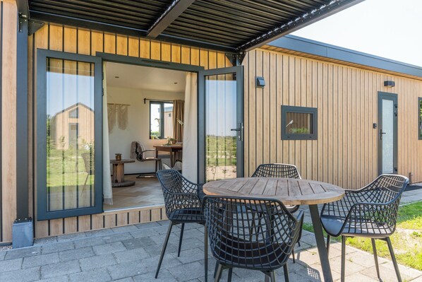 Outdoor dining - Luxury chalet (4 people) on mini campsite in Waarde (Waarde)