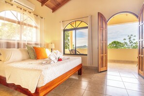 Desk, iron/ironing board, travel cot, free WiFi - Gated Community-Privacy, Ocean Views-pool-Ojochal-sleep 9 (Ojochal)