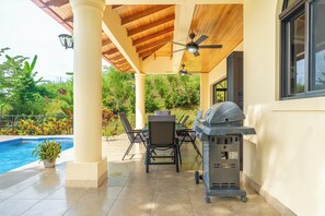 Outdoor dining - Gated Community-Privacy, Ocean Views-pool-Ojochal-sleep 9 (Ojochal)