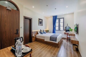 Escritorio y espacio para trabajar con laptop 