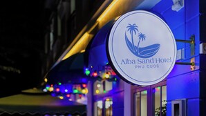 A sign for Alba Sand Hotel with a palm tree and beach icon. - Alba Sand Hotel Phu Quoc (Phu Quoc)