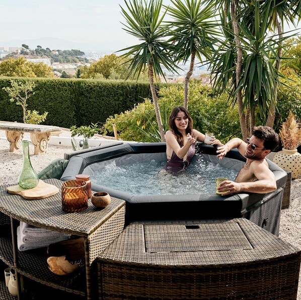 Outdoor spa tub