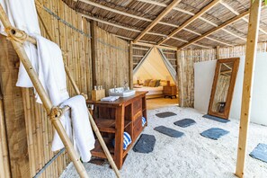 Regadera, amenidades de baño gratuitas, secadora de cabello, pantuflas 