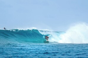 Un surfista cabalgando una ola grande en el océano.