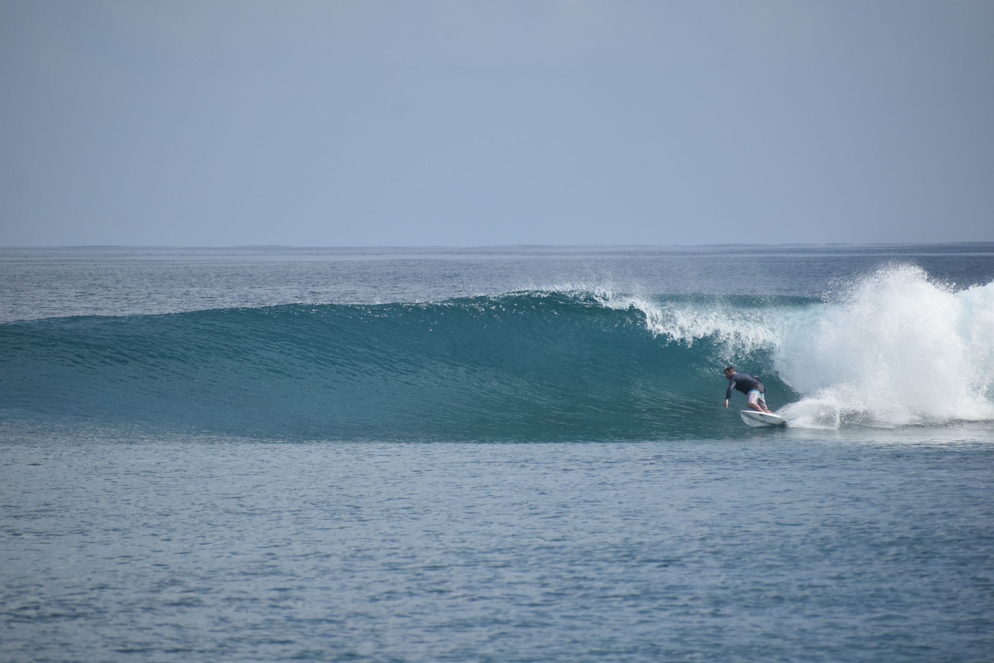 Un surfista cabalgando una ola en el océano.