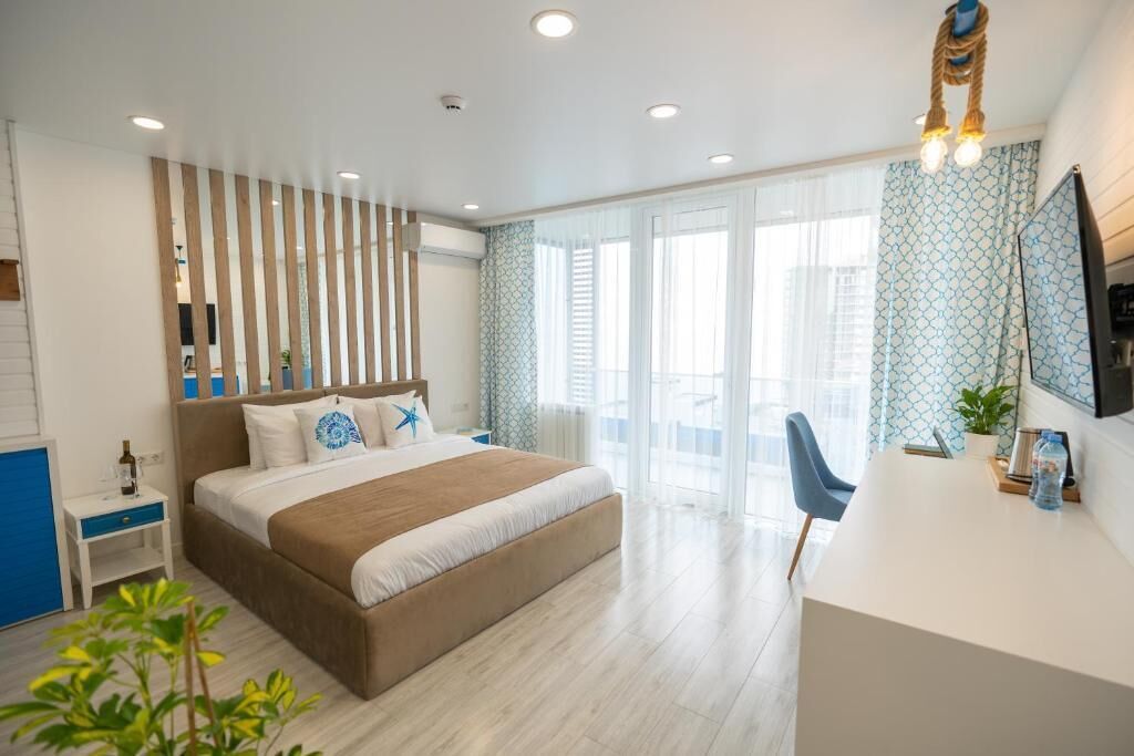 Minibar, tabla de planchar con plancha y ropa de cama 