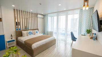 Minibar, tabla de planchar con plancha y ropa de cama