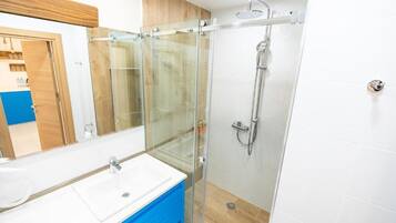 Family Suite, Balcony, Partial Sea View | Bathroom | Shower, free toiletries, hair dryer, towels