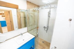 Familiesuite - balkon - delvis havudsigt | Badeværelse | Bruser, gratis toiletartikler, hårtørrer, håndklæder