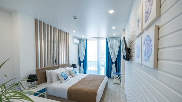 Minibar, iron/ironing board, bed sheets - Seagull Boutique Hotel Batumi (Batumi)