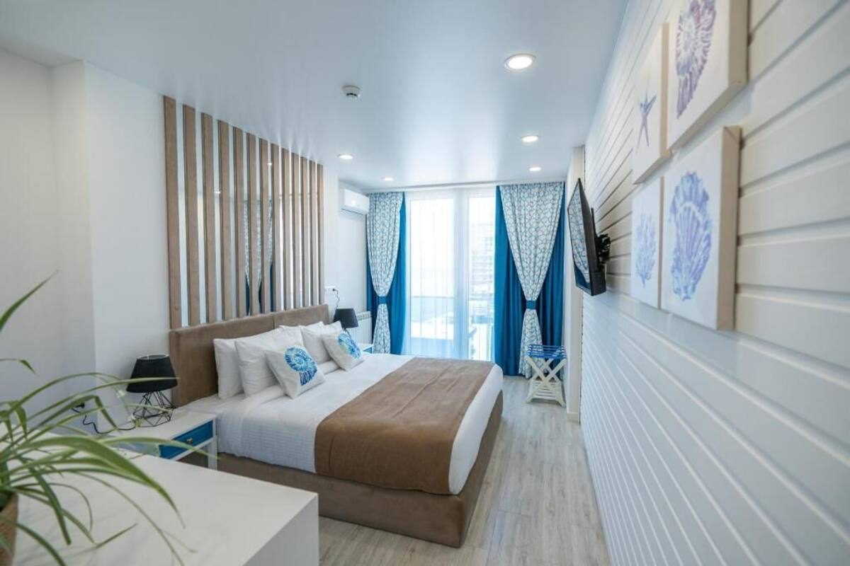 Een minibar, een strijkplank/strijkijzer, beddengoed