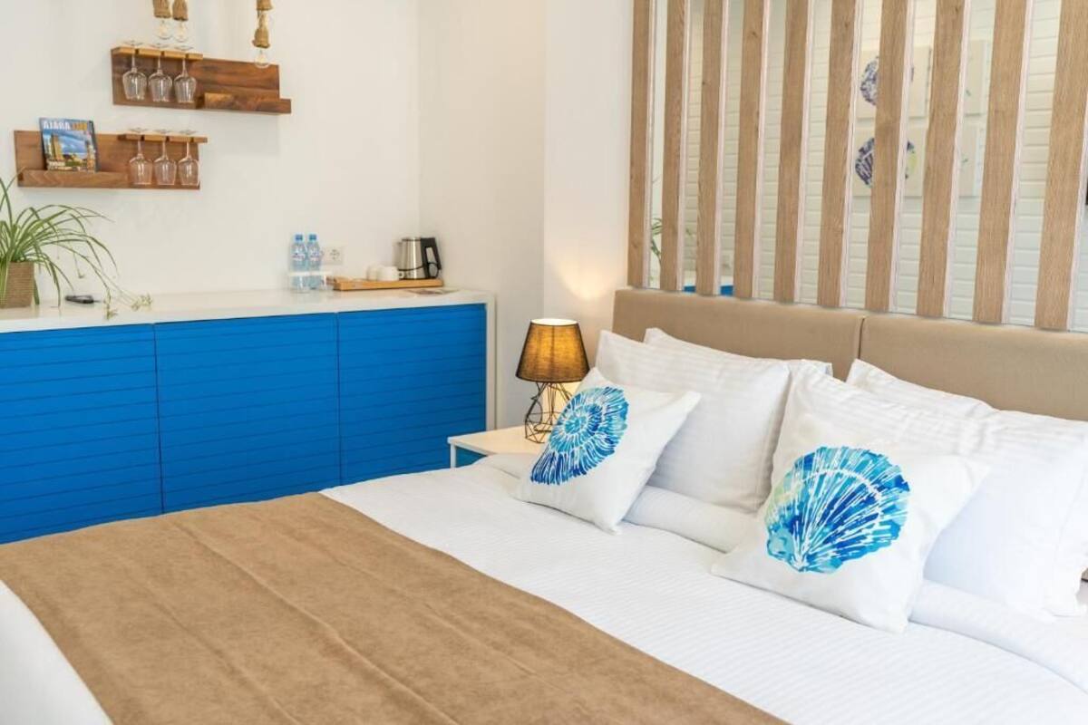 Standaard tweepersoonskamer, balkon | Een minibar, een strijkplank/strijkijzer, beddengoed