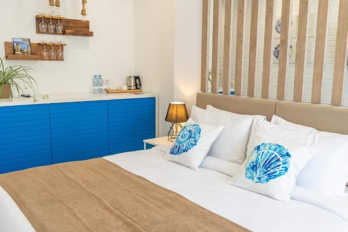 Minibar, iron/ironing board, bed sheets
