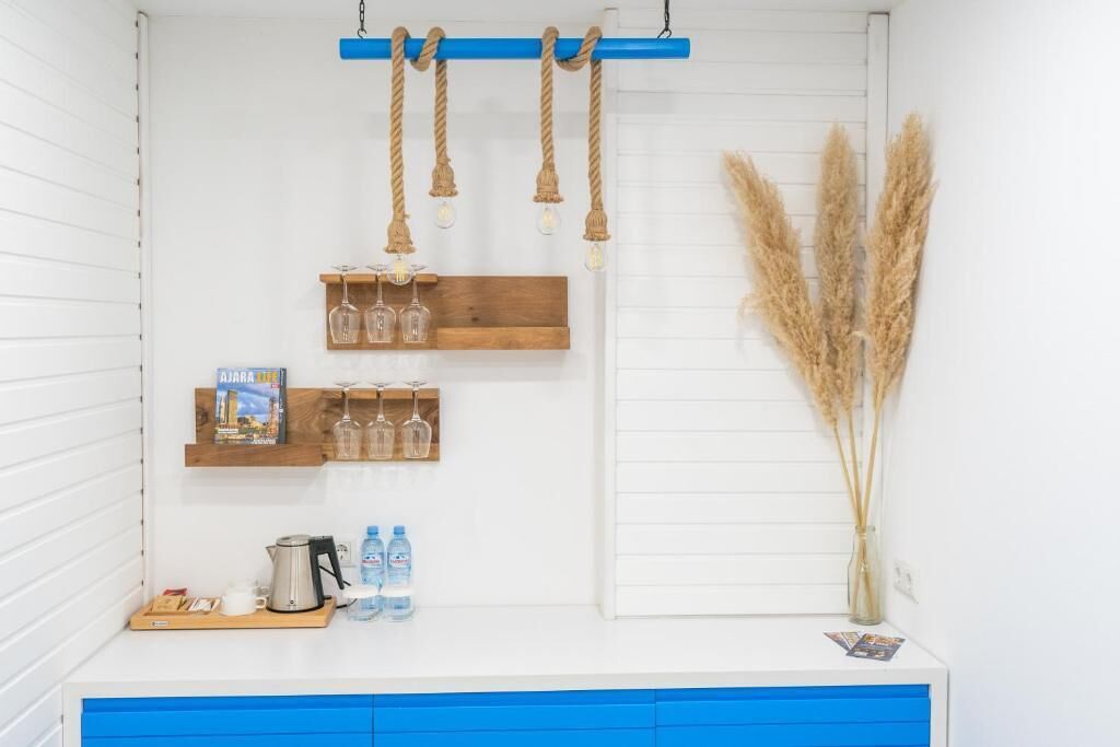 ميني بار ومكواة/لوح كي وملاءات أسرّة