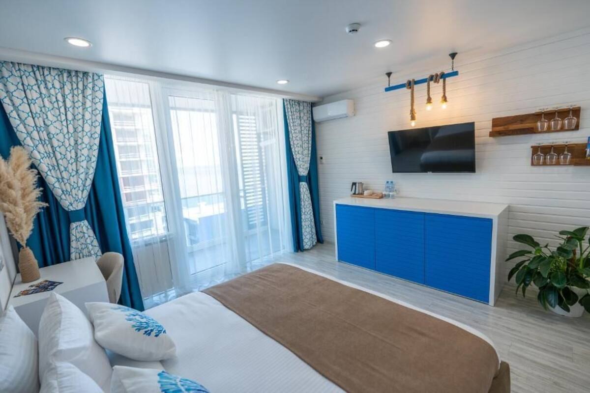 Superior tweepersoonskamer, balkon | Een minibar, een strijkplank/strijkijzer, beddengoed