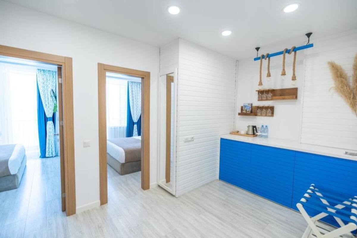 Familie suite, balkon, gedeeltelijk uitzicht op zee | Een minibar, een strijkplank/strijkijzer, beddengoed