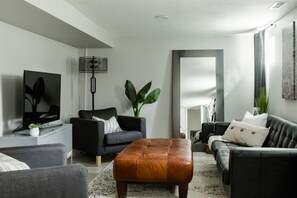 TV - 134 - Spacious Urban Oasis (Seattle)