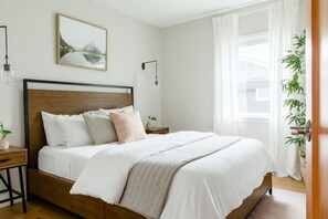 4 bedrooms, desk, travel crib, WiFi - 134 - Spacious Urban Oasis (Seattle)