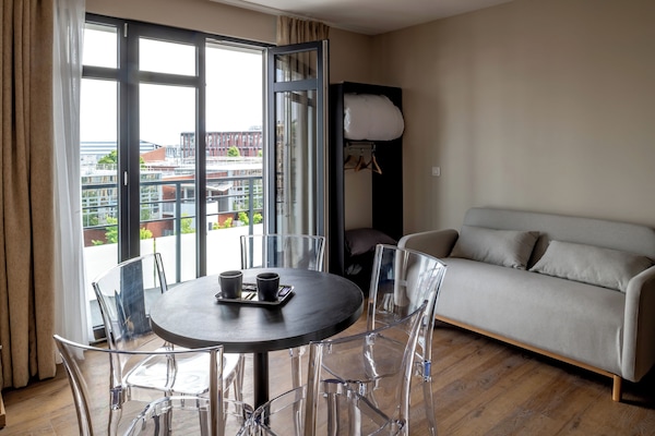 Comfort-Apartment, Balkon, Stadtblick | Wohnbereich | Fernseher