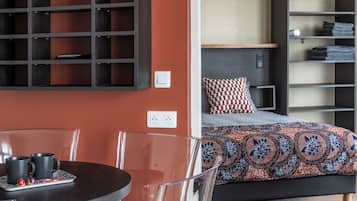 Comfort-Apartment, Balkon, Stadtblick | Wohnbereich | Fernseher