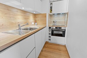 Réfrigérateur, four, plaque de cuisson, chaise haute