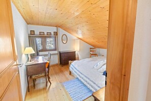Skrivbord, resesäng, gratis wi-fi och sängkläder