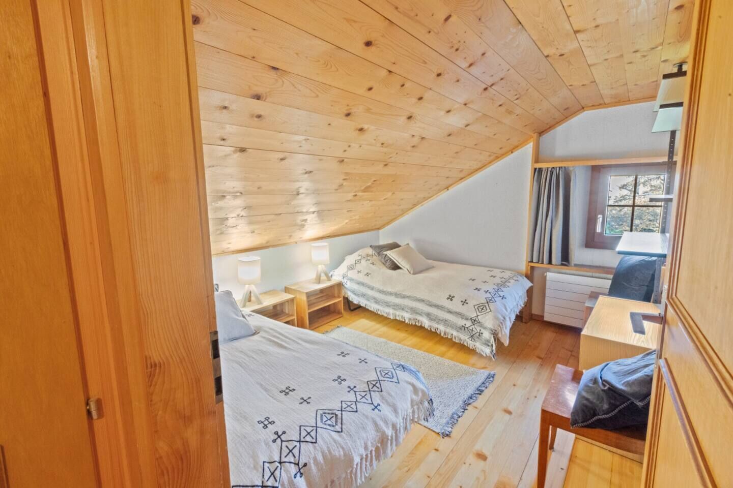 Desk, travel crib, free WiFi, bed sheets