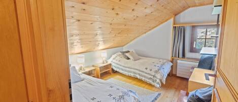 Työpöytä, vauvan matkasänky, ilmainen Wi-Fi, vuodevaatteet